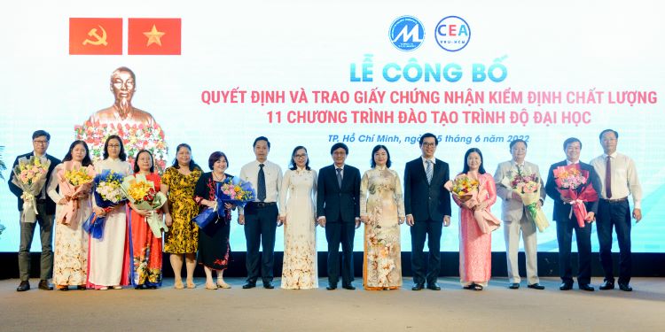 UFM đón nhận Giấy công nhận đạt kiểm định chất lượng giáo dục 11 chương trình đào tạo trình độ đại học